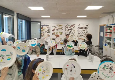 Alumnos del taller mostrando sus trabajos