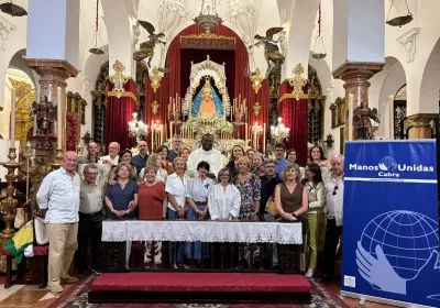 Manos Unidas ante los pies de la Patrona de Cabra