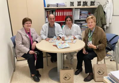 Entrega de libros de cuentos en Hospital Santa Tecla de Tarragona