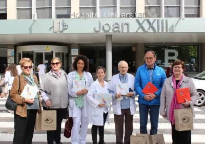 Entrega de libros de cuentos en Hospital Joan XXIII de Tarragona