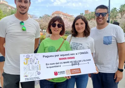 Recogida del cheque de manos de la directora del centro educativo, junto con dos profesores y la representante de Manos Unidas en Alacuás, Clara Sarrió.