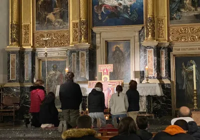 Momento de oración después de misa con los confirmandos, dentro de las actividades organizadas en Albaida por la comarcal de Manos Unidas Valencia. 
