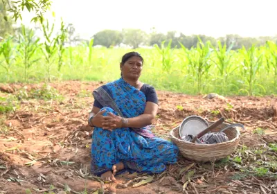 La agricultora Chilveru Suramma posa ante sus cultivos. Foto: Manos Unidas/Bala Vikasa