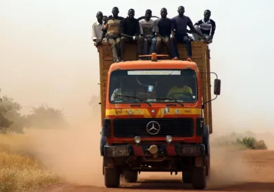 Un grup de hombre, a lomos de un camión de gran tonelaje (Burkina Faso - Javier Mármol - Manos Unidas)