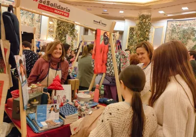 Estand de Manos Unidas Madrid en el Mercadillo Solidario de Navidad de Mapfre 2023