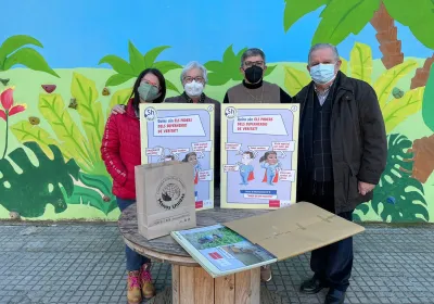Los voluntarios de Manos Unidas entregan el material educativo al Colegio Corpus Christi