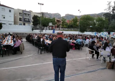 Más de 200 personas asistieron a la Cena del Hambre de Alcoy de Manos Unidas Valencia. Momento de la bendición de la mesa. 