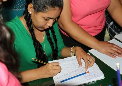 Mujer salvadoreña en clases de alfabetización. Foto:Javier Mármol