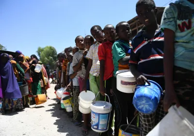 Hambruna en África 2017 - Niños desplazados hacen cola para recoger comida en un centro de distribución en Somalia (Autor: AMISOM Public Information)