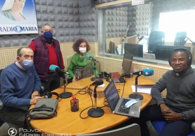 Voluntarios de MU y el padre Silvestre en el programa Iglesia Viva