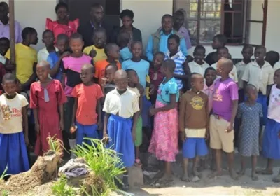 Estos niños tienen aulas nuevas para seguir estudiando.