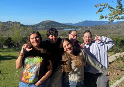 Sílvia Reverté Badell, en el centro de la imagen, con jersey gris, posa con otras jóvenes del Encuentro Nacional