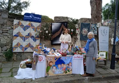 Mireia Angerri, presidenta de Manos Unidas Barcelona, junto a su madre, que ayudó en el tenderete de Pedralbes