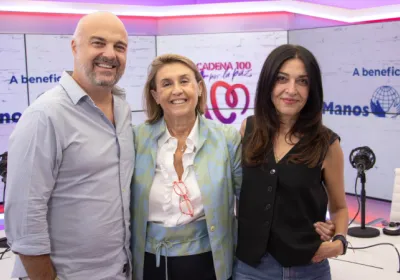 La presidenta de Manos Unidas, junto a Javi Nieves y Mar Amate. Fotografía: CADENA 100
