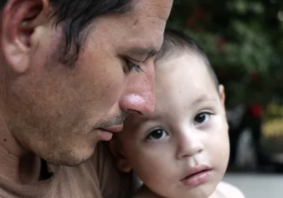 Un migrante de "La 72", en compañía de su hijo. | Imagen: México - Javier Mármol.