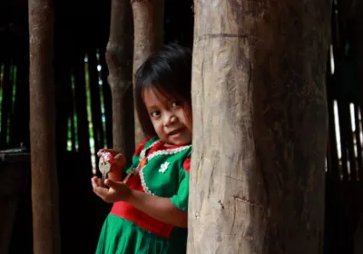 Una niña en Camotán (Guatemala), comunidad conocida por su denuncia al estado por el incumplimiento del Derecho a la Alimentación. Foto Gabriel González