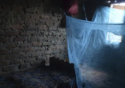 Manos Unidas - Día Mundial del Paludismo 2024 (25 de abril) - Una red antimosquitos cubre una ventana - Imagen: Uganda | Myriam Sagastizabal