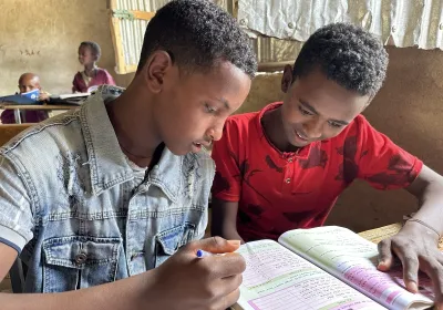 Manos Unidas ONG - El renacimiento del Tigray (Etiopía) - Dos chicos repasan un cuaderno de deberes - Imagen: Marta Carreño
