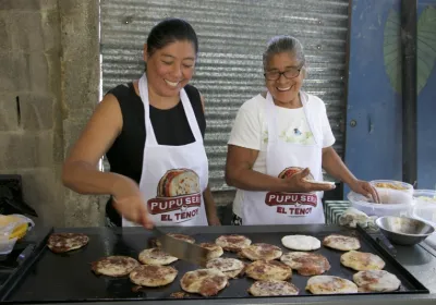 Pupusas en familia: un negocio redondo. Fotografía: CINDE