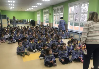 Pilar Simón con los alumnos de infantil del colegio Salesiano.