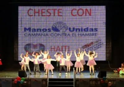 Cheste se ha volcado en este acto solidario y ha llenado el teatro.
