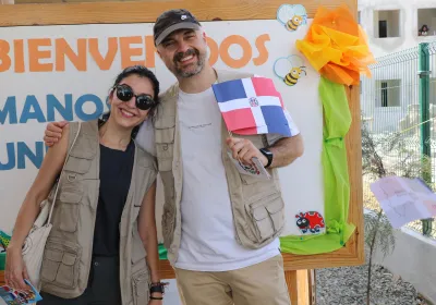 Javi Nieves y mar Amate (CADENA100) en República Dominicana. Foto: Manos Unidas/Marta Carreño