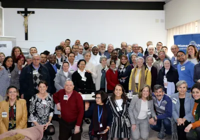 Foto de familia de los asistentes al "Encuentro de Misioneros" 2020. Foto: Manos Unidas /Carla Vila.