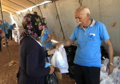 Una mujer Siria recibe ayuda de los Maristas Azules