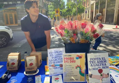 Gran éxito de nuestra parada solidaria de Sant Jordi 2026 | Imagen: Elena Señor Boguñá