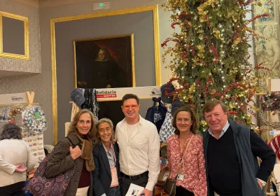 Los Morancos en el estand de Manos Unidas en el Mercadillo Solidario Mapfre 2024