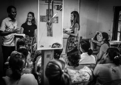 Clase de mujeres recibiendo formación