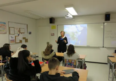 Manos Unidas Lleida visita el Instituto Alcarràs