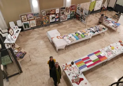 Exposición de pinturas y mercadillo de labores a beneficio de Manos Unidas
