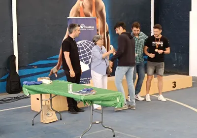 La Delegada de Manos Unidas Madrid entrega las medallas del Torneo de Pádel solidario en San Agustín de Guadalix