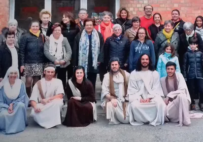 Los participantes en la excursión se hicieron una fotografía con los actores de La Pasión de Esparreguera