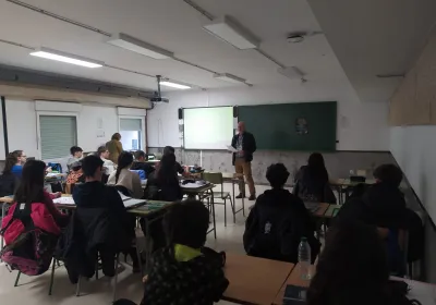 Agustín De Diego con alumnos del IES Newton-Salas.