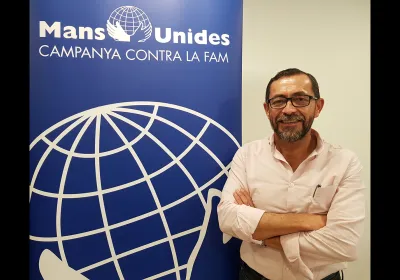 Sergio Godoy posa junto al cartel de Mans Unides