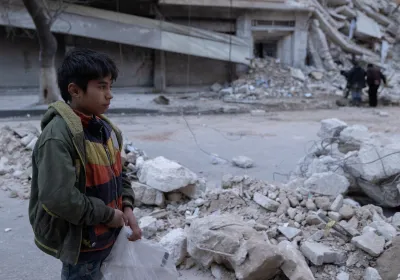 Un niño entre las ruinas causadas por el terremoto en Siria. Foto: Hope/Manos Unidas