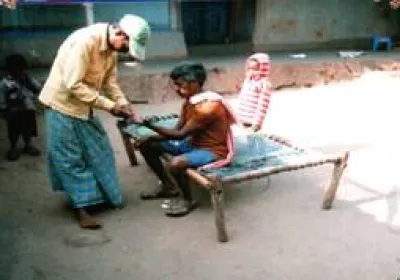 Atención a enfermos de malaria en India