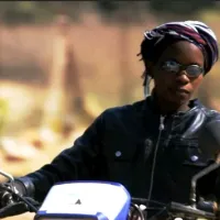 Fanta con su moto en Senegal 