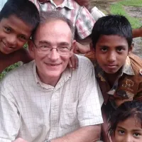 Eugenio Sanz con algunos de los niños de Gyasnogor en Bangladesh