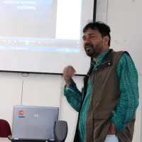 Charla de F. Kumar en Manos Unidas.