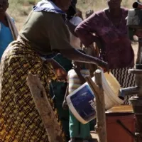 Mujeres sacando agua de un pozo