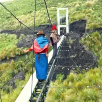 Mujeres en un paso elevado. Ecuador