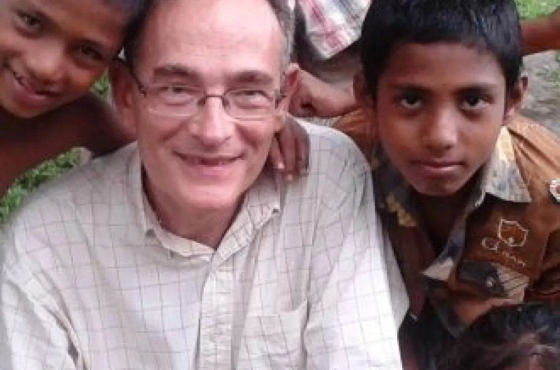 Eugenio Sanz con algunos de los niños de Gyasnogor en Bangladesh