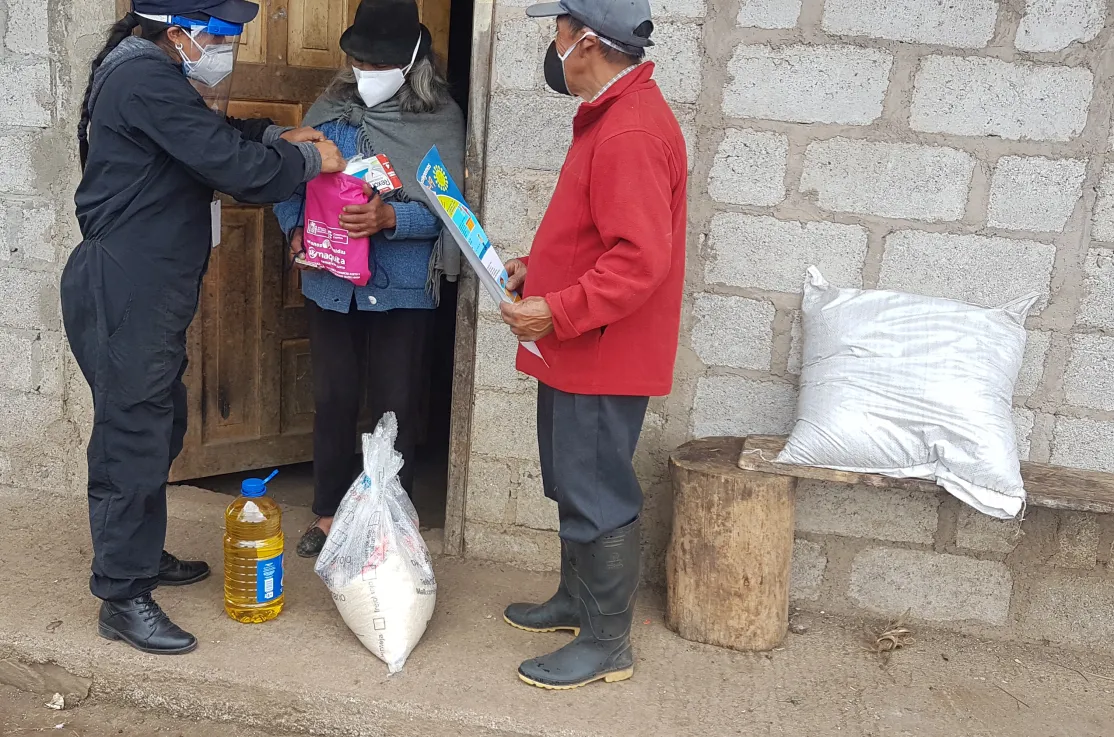 Reparto de ayuda humanitaria a los afectados por la crisis del coronavirus y el volcán Sangay en la región del Chimborazo en Ecuador