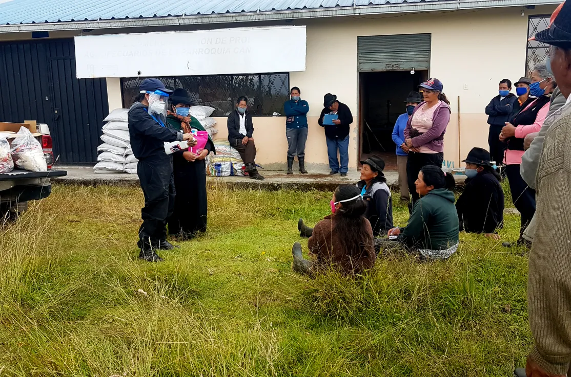Reparto de ayuda humanitaria a los afectados por la crisis del coronavirus y el volcán Sangay en la región del Chimborazo en Ecuador