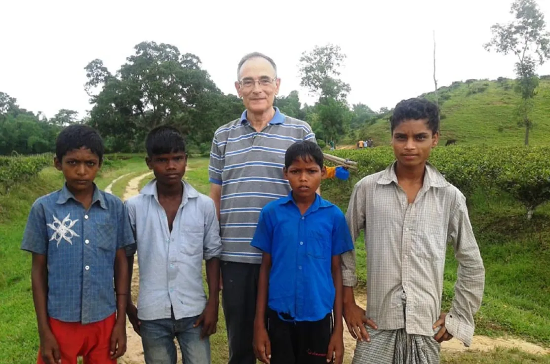 Eugenio Sanz con algunos de los niños de Gyasnogor en Bangladesh