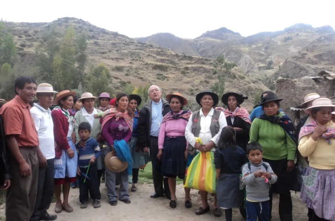 Monseñor Pedro Barreto en Perú con beneficiarios de proyectos de Manos Unidas. Foto Cáritas Huancayo