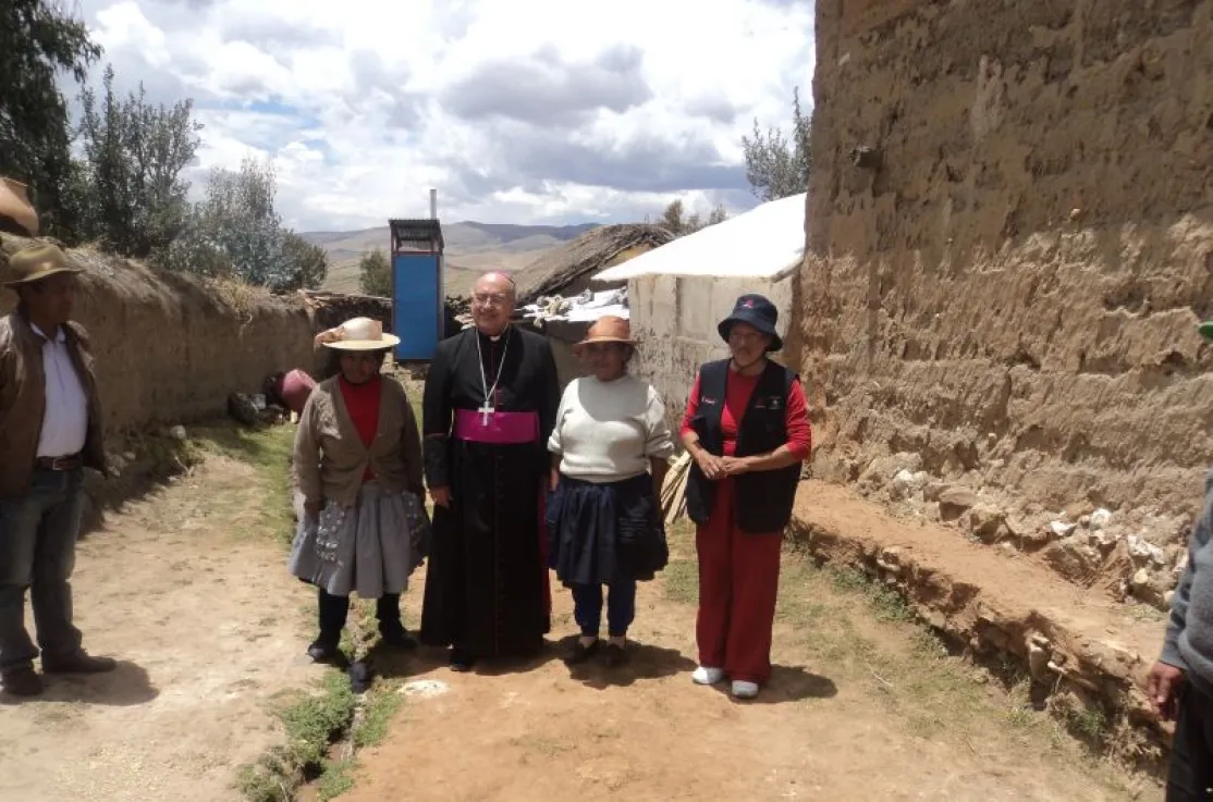 Monseñor Pedro Barreto en Perú con beneficiarios de proyectos apoyados porManos Unidas. Foto Cáritas Huancayo